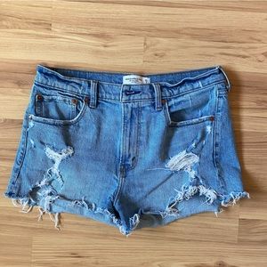 Abercrombie and Fitch Mid Rise Mom Jean Shorts in Light Wash-Size 28/6